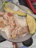 Arroz con pollo frito y palta