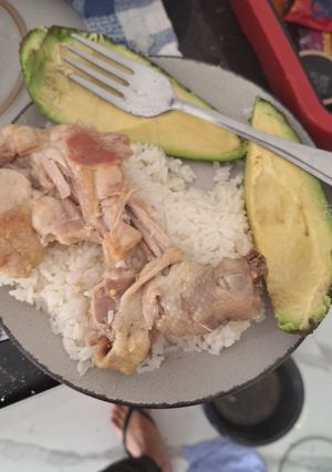 Una foto de Arroz con pollo frito y palta