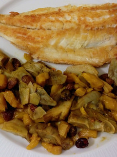 Una foto de Lubina a la plancha y salteado de alcachofas con mango
