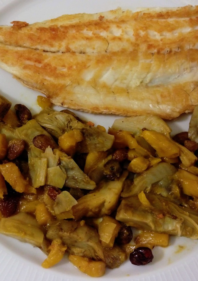 Una foto de Lubina a la plancha y salteado de alcachofas con mango