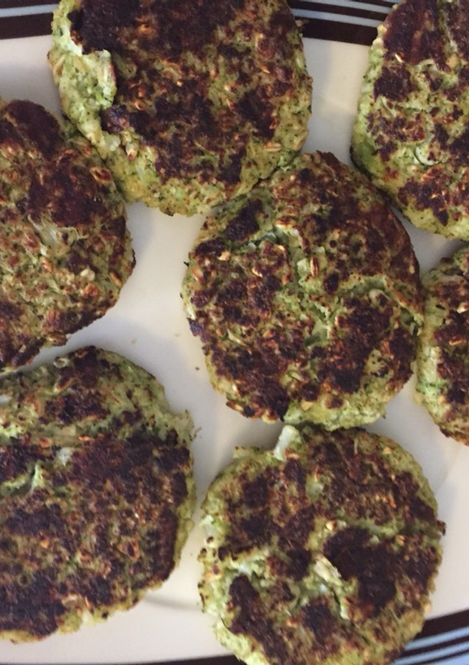 Una foto de Tortitas de brócoli y coliflor con avena