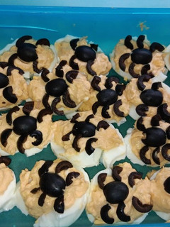 Una foto de Huevo rellenos arácnidos