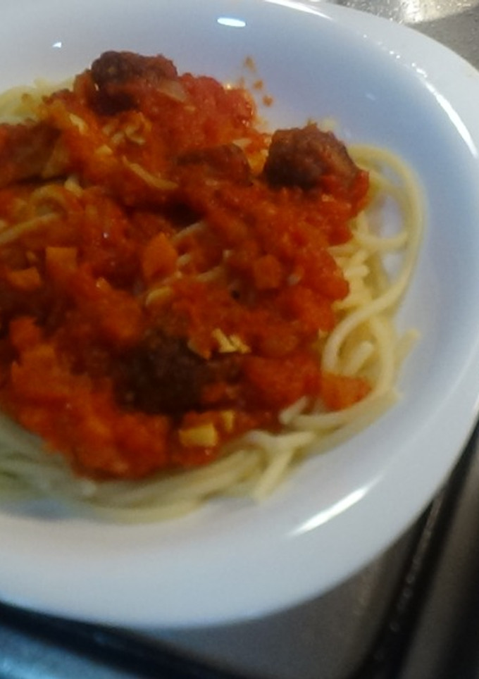 Una foto de Spaguettis a la boloñesa