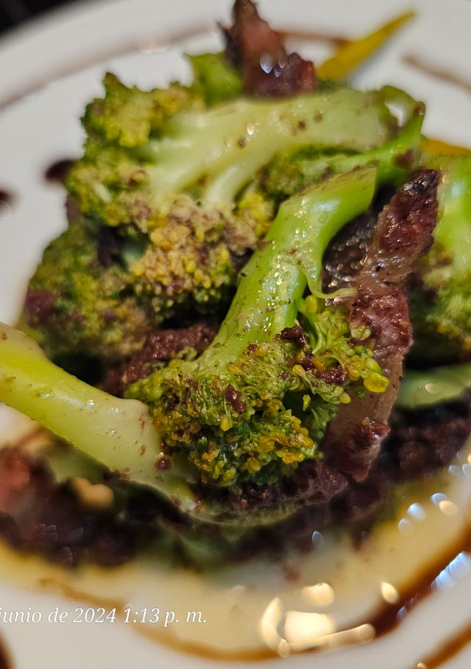 Una foto de Timbal de brócoli, morcilla y Guanciale