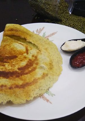 A picture of Pesarttu (moong daal dosa).