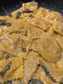 Una foto de Ravioli de calabaza y albahaca