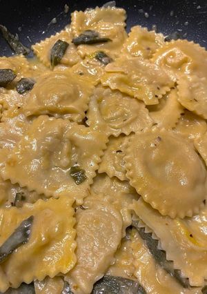 Una foto de Ravioli de calabaza y albahaca