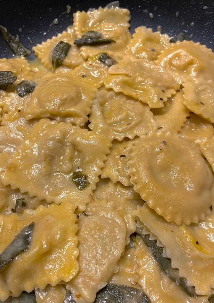Una foto de Ravioli de calabaza y albahaca