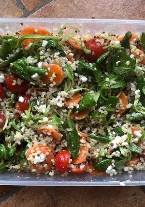 Foto di Insalata di cereali con verdure e fiocchi di latte