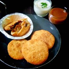 A picture of Pyaaz Kachori.