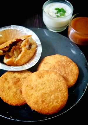 A picture of Pyaaz Kachori.