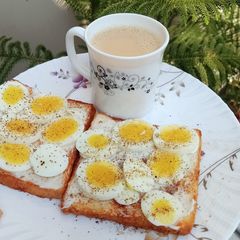 A picture of Boil Egg Sandwich 🥚🧂🍞.