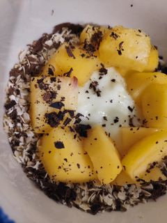 Una foto de Desayuno/merienda fit. Yogur, avena y melocotón