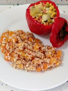 Una foto de Pimientos rellenos de verduras y arroz salteado con calabaza y canela