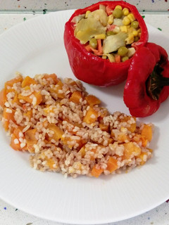 Una foto de Pimientos rellenos de verduras y arroz salteado con calabaza y canela