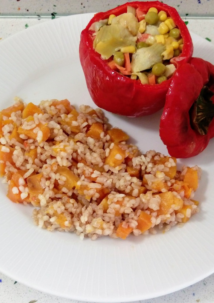 Una foto de Pimientos rellenos de verduras y arroz salteado con calabaza y canela