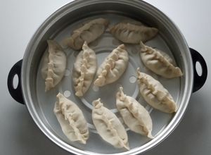 Una foto de Relleno de carne para empanada pirok o rollitos primavera o gyozas
