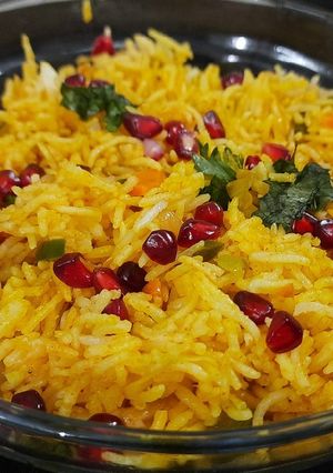 સેઝવાન ફ્રાઈડ રાઈસ (Schezwan Fried Rice Recipe In Gujarati) રેસીપી મુખ્ય ફોટો