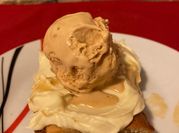 Una foto de brownies con helado