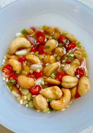 รูปของ ยำเม็ดมะม่วงราดกะพงทอด / Spicy cashew nuts with deep fried fish
