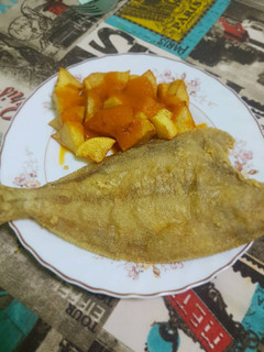 Una foto de Pez Gallo frito con patatas y salsa de tomate