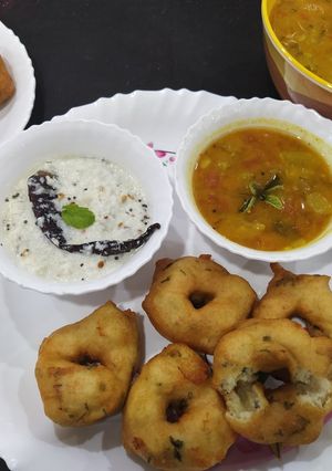 मेदु वडा सांभर विद कोकोनट चटनी 🍲 रेसिपी मुख्य फोटो