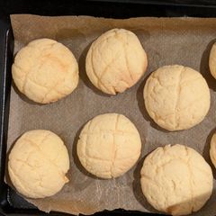 Japanese Melon Pan (Cookie Topped Bread Rolls) A picture of Japanese Melon Pan (Cookie Topped Bread Rolls).