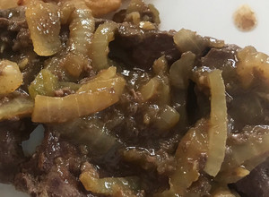 Una foto de Hígado encebollado