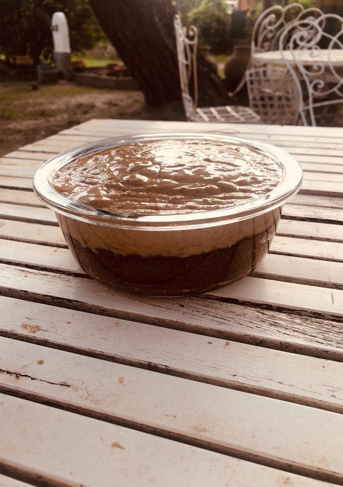 Una foto de Bizcocho con mousse de pera y gelatina