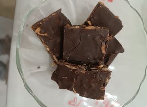 Φωτογραφία της συνταγής Σοκολατάκια snickers με χουρμάδες