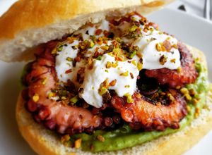 Foto di Panino con Polpo piastrato, Stracciatella, Pistacchi di Bronte e Crema di Avocado alla Menta