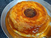 Una foto de caramelo para budín de pan