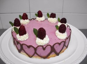 Una foto de Tarta rellena de gelatina de mora