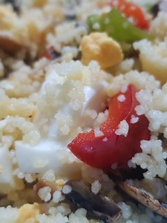 Una foto de Cuscús con verduritas, champis y huevo