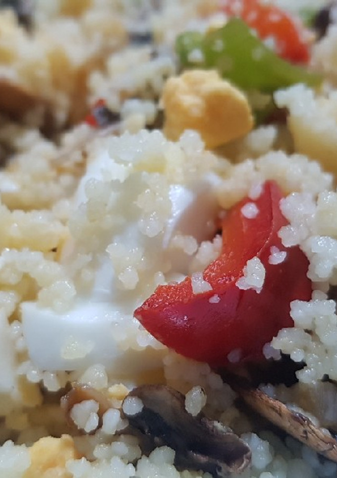 Una foto de Cuscús con verduritas, champis y huevo
