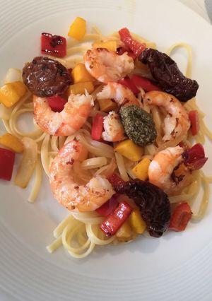 Une photo de Linguine crevettes et légumes du soleil
