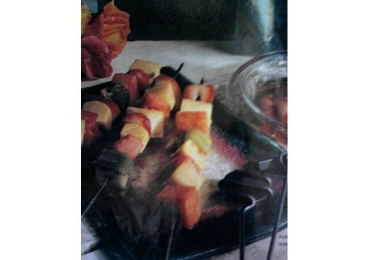 Brochetas de frutas con salsa de canela