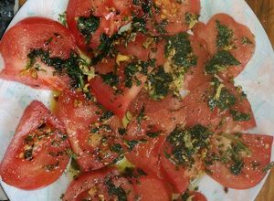 Una foto de Tomates raf con refrito de ajo y perejil