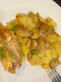 Una foto de Besugo al NO HORNO con patatas y verduras 🐟🧅🍅🥔