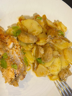 Una foto de Besugo al NO HORNO con patatas y verduras 🐟🧅🍅🥔