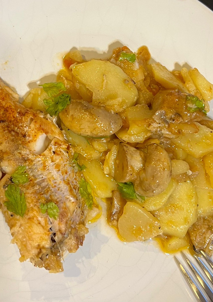 Una foto de Besugo al NO HORNO con patatas y verduras 🐟🧅🍅🥔