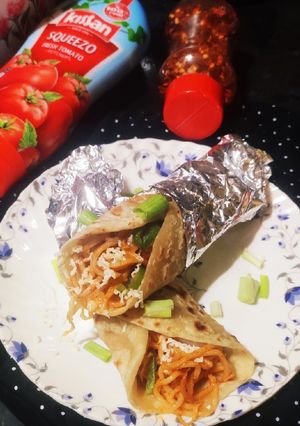 વેજ નુડલ્સ ફ્રેન્કી (Veg Noodles Frankie Recipe In Gujarati) રેસીપી મુખ્ય ફોટો