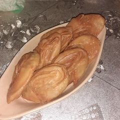A picture of Khaja puri.