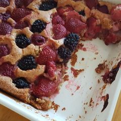 A picture of Mixed berries cake.