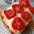 Tostada de hummus y tomate