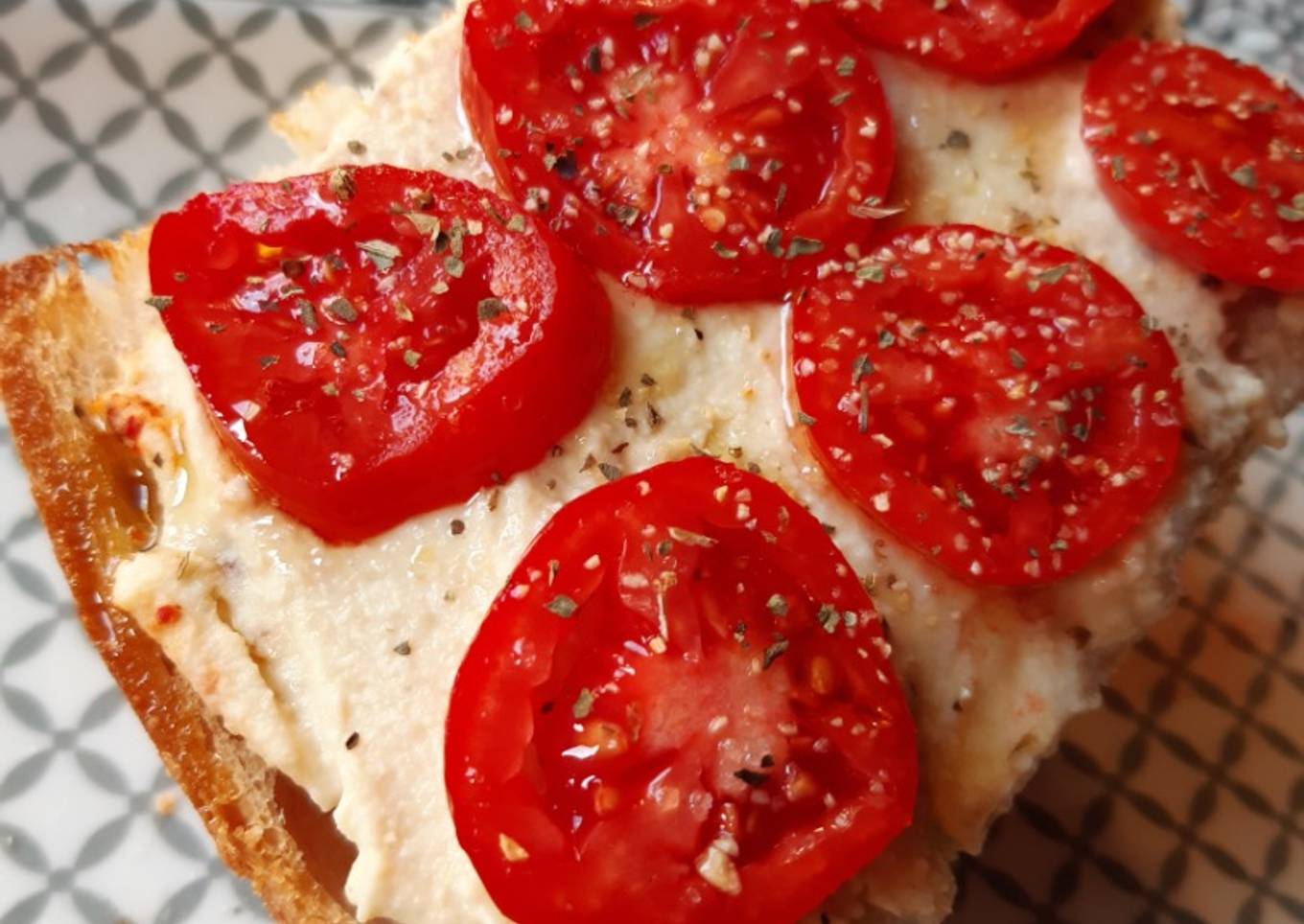 Tostada de hummus y tomate