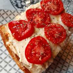 Una foto de Tostada  de hummus y tomate