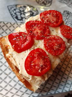 Una foto de Tostada de hummus y tomate