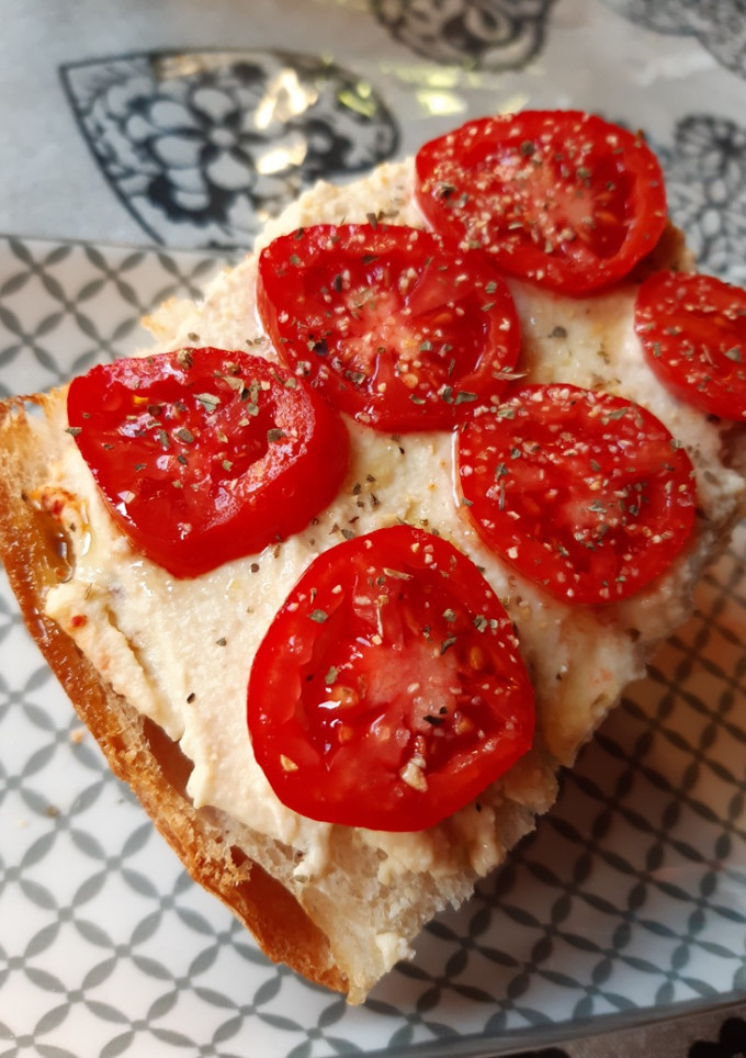 Una foto de Tostada  de hummus y tomate