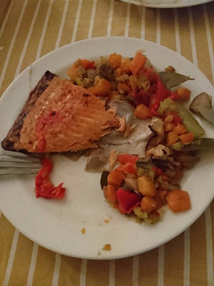 Una foto de Salmón con verduras "y de paso caldo de verduras para reservar"